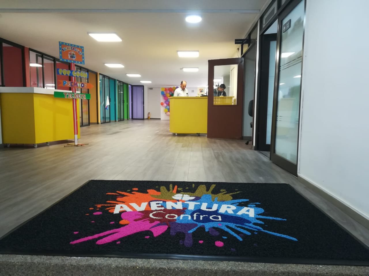 Tapete publicitario a todo color de Aventura Confra