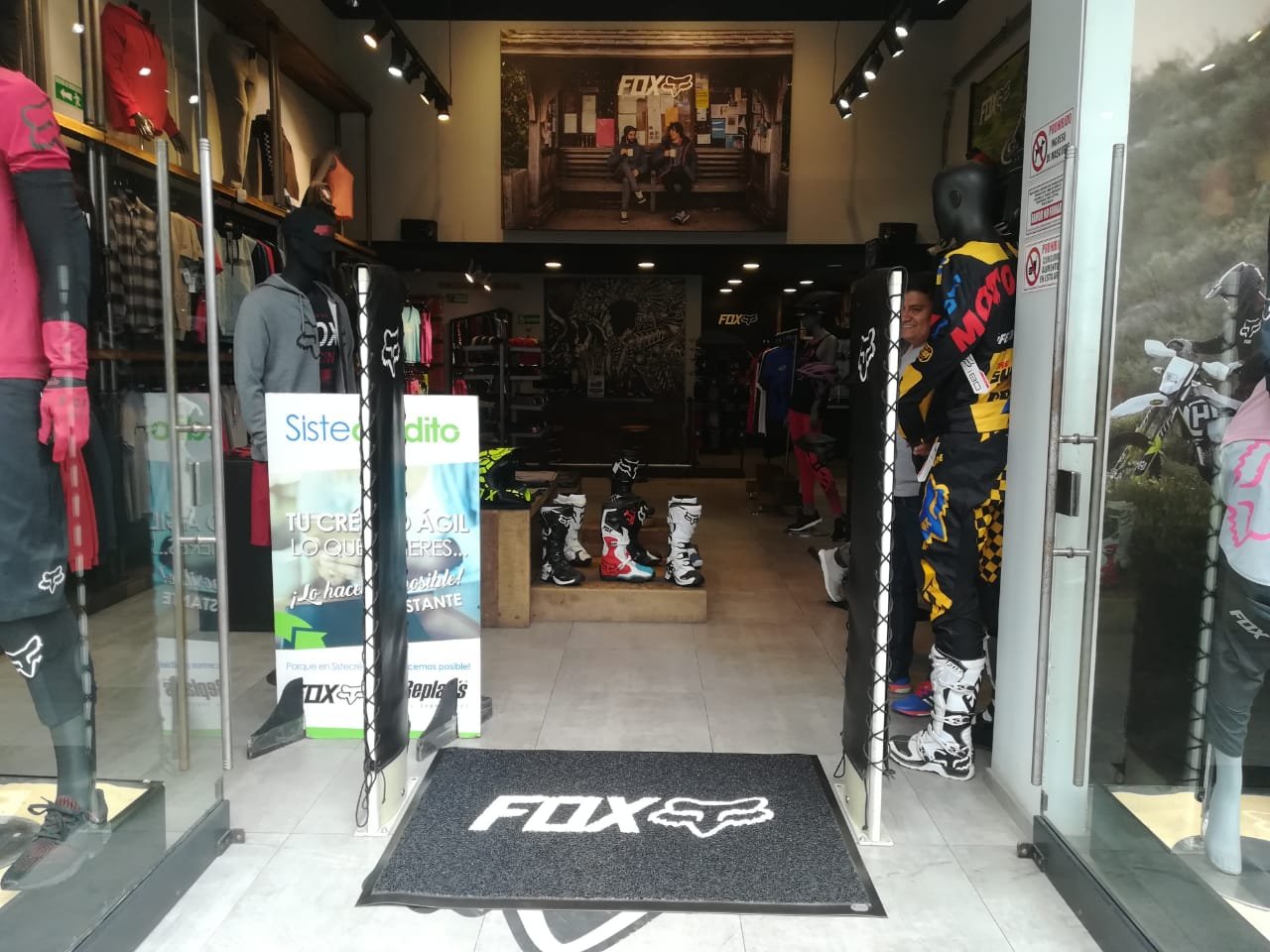 Tapete con logo FOX en tienda de retail deportivo