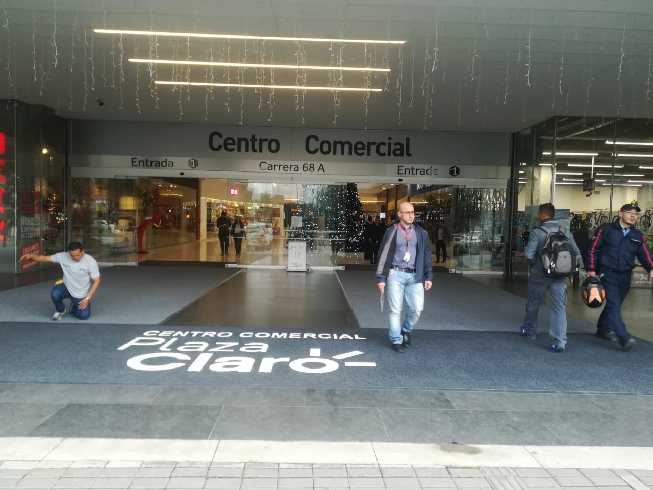 Tapete con logo en la entrada del Centro Comercial Plaza Claro