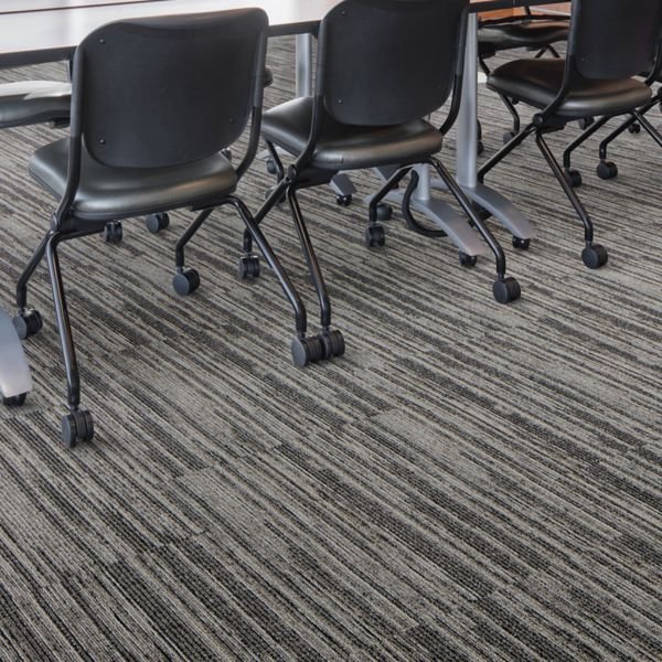 Alfombra en rollo en sala de reuniones corporativa