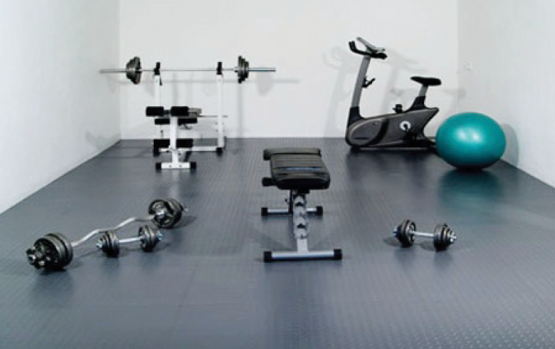 Piso Hard Lock instalado en gimnasio en casa
