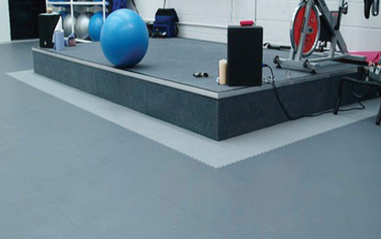 Detalle del piso Hard Lock en gimnasio — vista de encaje